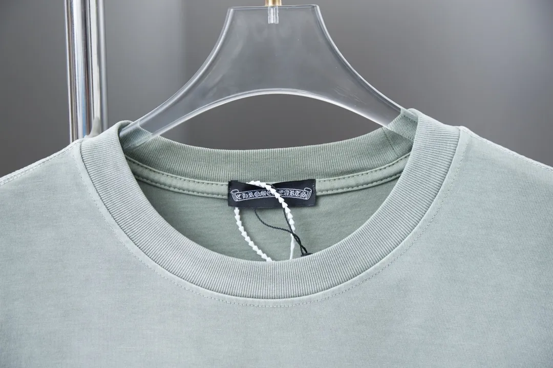 🅿️220 Chrome Hearte 25SS early spring new style Chrome Hearte flocked contrasting letter logo printed short sleeves Light luxury essential item for daily commuting for men and women Correct version Welcome to compare Detailed features · 280g 100% pure cotton double yarn jersey fabric · Custom dyed in the same cylinder, special thickened 32 count double-ply 1X1 thread · Hand-painted printing ➕ flocked letter printing process. Ready-to-wear dyeing Then do the faded fried snowflake process, then wash it to make it look old. Common washing improves the effect · Double-needle stitching across seams · Original main mark, washed tag, branded moisture-proof paper packaging Color: black/blue/khaki/green Size: S/M/L/XL